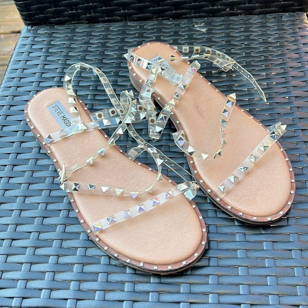 Steve Madden sandals! 💛